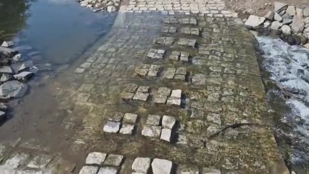 Χωματόδρομος Οδηγεί Ρέμα Που Διασχίζει Ποτάμι Και Συνεχίζει Όταν Δρόμος — Αρχείο Βίντεο