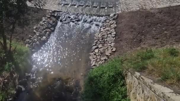 Toprak Yol Nehri Geçen Bir Dereye Çıkıyor Sel Yolu Geçilemez — Stok video