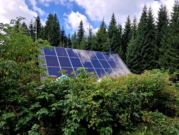 Casa Campo Autosuficiente Bosque Gracias Los Paneles Solares Que Cubren —  Fotos de Stock