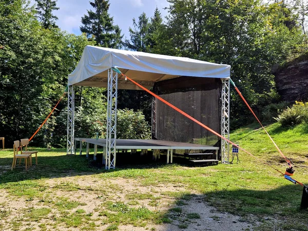 무대와 콘서트 파티를위한 텐트를 사용합니다 스크린 알루미늄의 작동과 사운드 장비를 — 스톡 사진