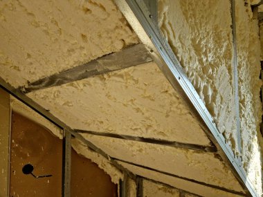 Termal köprüler olmadan. Yalıtım hızlı ve karmaşık inşaat modifikasyonları gerektirmiyor. Farklı izolasyon türleri kullanıyoruz: selüloz, cam yün, bazalt yün, polistiren