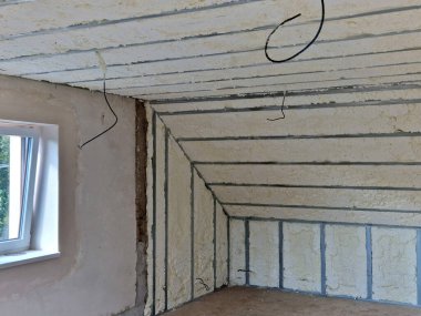 Termal köprüler olmadan. Yalıtım hızlı ve karmaşık inşaat modifikasyonları gerektirmiyor. Farklı izolasyon türleri kullanıyoruz: selüloz, cam yün, bazalt yün, polistiren