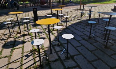 Mozaik kireçtaşı mermerden yapılmış gezinti kaldırımı. Büfede içecek, ilginç tamir masaları ve bar sandalyeleri olan koltuklar. Sokaklarda büyüyen sosyal potansiyeli için.