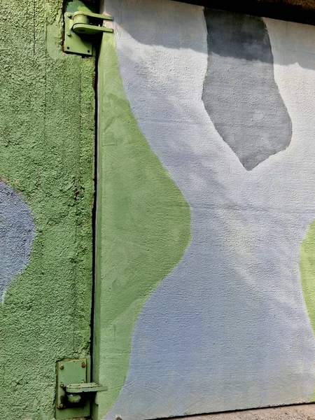 Budynki Zakamuflowane Pomalowane Kolorach Kamuflażu Zieleni Szarości Mają Masywne Betonowe — Zdjęcie stockowe
