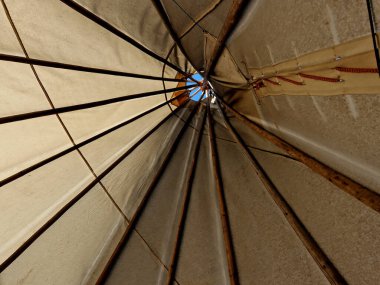 Çadır içeriden anaokulundaki çocuklar için mobilya ile donatılmıştır. Çayırdaki oyunlar ve çizim ile birlikte açık hava dersleri zarar vermez, güneş şemsiyesi, muşamba, bej