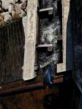  Sel sırasında kubbeli su büyük barajlardan dökülür ve çok fazla köpük oluşturur. Balık geçidi, hidroelektrik santrallerinin yükseklik farklılıklarının üstesinden gelmek için bir tarafsızlıktır..