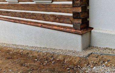 Kenarları eğimli ahşap ahşap döşeme tahtaları. Tahta çivilerle bağlanmış ahşap bir yapı. İğneler vida ve çivilerin yerini alır. Katıldıktan sonra, kesilir ve duvardaki tahtalar sıkıca tutulur.