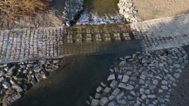 Toprak yol nehri geçen bir dereye çıkıyor ve sel yolu geçilemez olduğunda da devam ediyor. Su kaynaklarının yenilenmesi ve arazilerin dolambaçlı yoldan boşaltılması. 