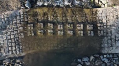 Toprak yol nehri geçen bir dereye çıkıyor ve sel yolu geçilemez olduğunda da devam ediyor. Su kaynaklarının yenilenmesi ve arazilerin dolambaçlı yoldan boşaltılması. 