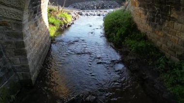Toprak yol nehri geçen bir dereye çıkıyor ve sel yolu geçilemez olduğunda da devam ediyor. Su kaynaklarının yenilenmesi ve arazilerin dolambaçlı yoldan boşaltılması. 