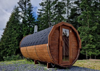 Fin saunası seçilmiş İskandinav kozalaklarından yapılmıştır. Ahşabı ısıtmak için paslanmaz çelik bacası olan varil şeklinde ahşap kaplıcalar..
