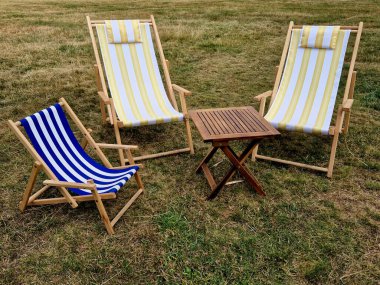 Tabaklı katlanmış kamp sandalyesi, her kamp alanında çizgili ve yastıklı malzeme, yüzme havuzu, kafe, yazın geçici oturma, ahşap.