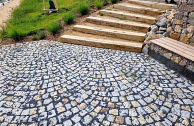 Kıyıdaki terasta kirişlerden inen adımlar. Dekoratif yataklarla ve ıhlamur ağaçlarıyla dolu. Su yüzeyine yakın park geliştirmeleri, bir bisiklet yolu ve balıkçı teknesi için demirleme noktaları.