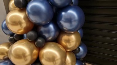 Bir grup şişme balon, parlak siyah çerçeveler içinde erotik ürünler fetişist parti ürünleri ve gotik parti komedyenleri kışkırtıcı kıyafetler, lateks, mavi