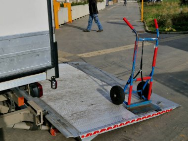 Uzun katlanabilir bir platformu olan, paletleri paletle tutmak için uygun, çok sağlam bir orta-görev kolon kaldırıcıdır. Katlanmış platform araç zemininin altına indirilebilir, izin verin, asansör 