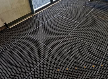 Kışın her şey kaygan ve ıslak olduğunda kaldırımı korumak için kullanılan lastik paspas. Toptan satış mağazasının otomatik sürgülü kapısının girişi. Teleferik, kayak asansörü güvenliğe dikkat eder.