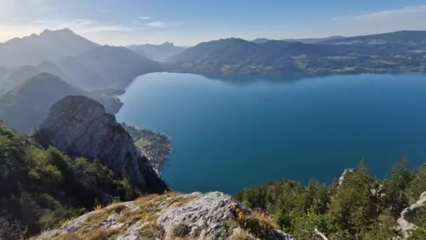 Alpejskie Stowarzyszenia Górskie Zaznaczają Utrzymują Znaki Szlakach Turystycznych Biało Czerwoną — Wideo stockowe