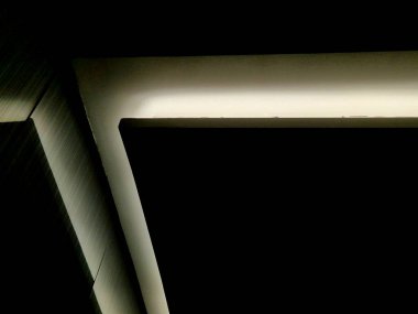 Kemerdeki LED şeritlerle aydınlatılmış bir korniş. Kahverengi ahşap kontrplakla kaplı duvarlar. Işık konileri neşeli bir izlenim bırakır. Büyük bir ünü ve atmosferi olan bir gece kulübü.