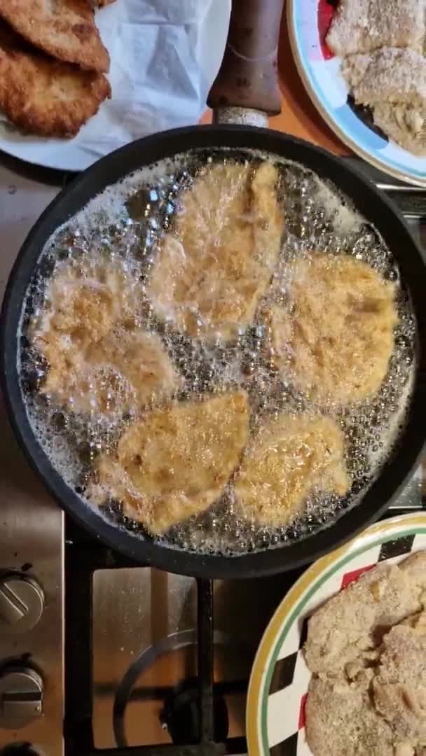 비엔나 돼지고기 Schnitzel 그들은 냄비에 기름에 접시에 준비가되어 있습니다 냅킨은 — 비디오