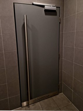 Klozetin yanındaki metal kapı kolu vantilatörün negatif basıncından dolayı düşük havalandırmalı ve ızgaralı. Açık tuvalet kabinlerinde yeşil ve kırmızı renk şeması ile donatılmış boş oda sinyalleri var.