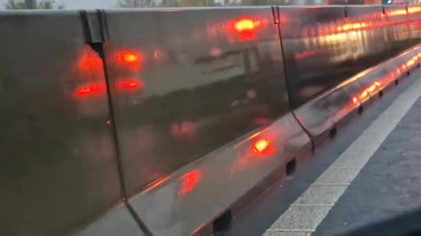Féklámpák Konkrét Akadályokat Tükrözik Egy Esős Reggel Esőben Unatkozó Sofőrök — Stock videók