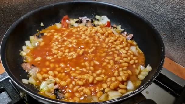 培根烤豆子已经在锅里煮了 用牛仔式的白豆泡番茄酱 洋葱与大蒜 胡椒和山核桃一起煎 — 图库视频影像
