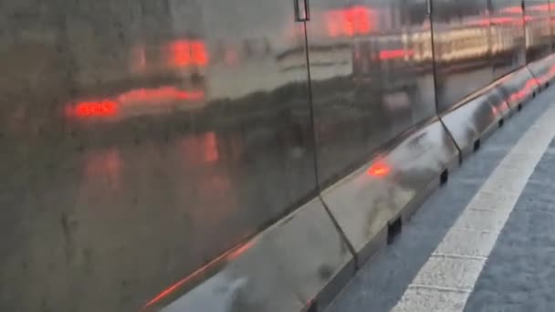 Bremslichter Reflektieren Betonbarrieren Ein Nasser Morgen Regen Gelangweilte Fahrer Und — Stockvideo