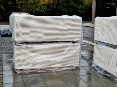 Sıva tahtası profilleri. Hızlı montaj, güç ve düşük ağırlık büyük bir avantaj. Plasterboard profillerini metal makas ve sokak makaslarıyla uygun uzunluğa kolaylıkla kısaltabilirsiniz.