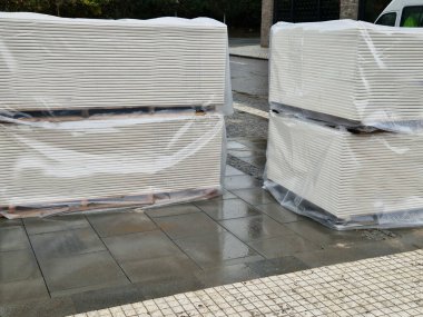 Sıva tahtası profilleri. Hızlı montaj, güç ve düşük ağırlık büyük bir avantaj. Plasterboard profillerini metal makas ve sokak makaslarıyla uygun uzunluğa kolaylıkla kısaltabilirsiniz.