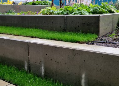 Islak beton merdiven yeni ve pürüzsüz. Öğrenciler ve parktaki insanlar için merdivenlerde oturmak. Çimenlik bankları ve yataklar ve yapısal elementlerle birlikte uzun ömürlüdür.