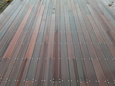 Teras mevcut araziyi kaplıyor ve ağaçlar terasta sanki fazla büyümüş gibi duruyor. Bagaj tahtalar arasındaki bir açıklıktan geçiyor. Çapı artırmak için teras yeniden dizayn edildi. 