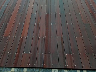 Teras mevcut araziyi kaplıyor ve ağaçlar terasta sanki fazla büyümüş gibi duruyor. Bagaj tahtalar arasındaki bir açıklıktan geçiyor. Çapı artırmak için teras yeniden dizayn edildi. 