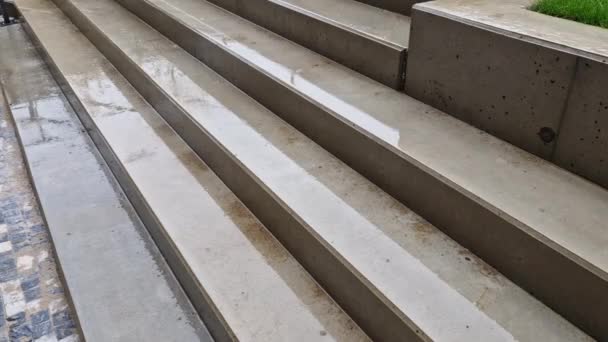 Mokré Betonové Schodiště Nové Hladké Schody Pro Studenty Lidi Parku — Stock video