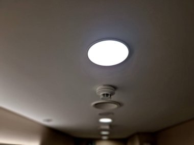 Koridorun tavanında alçı kaplı çorap bir ışık çemberi ile donatılmıştır. Yangın alarmı fıskiyeleri çalıştıracak.