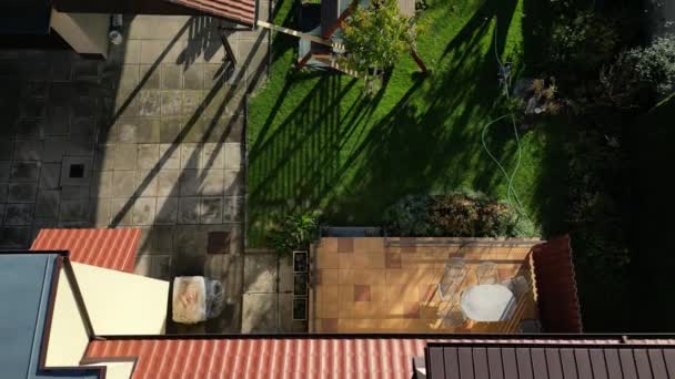 Terraza Por Casa Pavimentación Azulejos Marrón Amarillo Mesa Ovalada Silla — Vídeos de Stock
