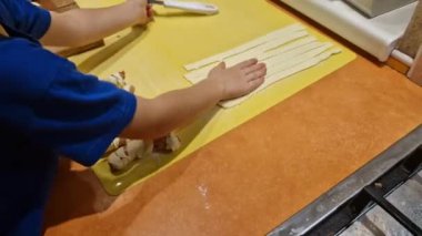 Cadılar Bayramı kurabiyeleri. Hamura sarılmış et parkları mumyaya benziyor. Baharatlı bir yüzleri de var. Diğer tatlı pastalar çocuklar tarafından pişirildi. Bademcik, tırnak ve kanla parmak kesiyorlar., 