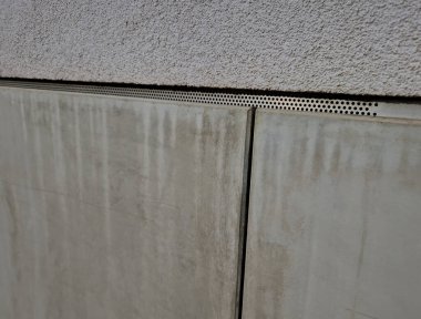Evin kaplaması, farelere ve kemirgenlere karşı izolasyonu koruyan havalandırma ızgaralı beton levhalardan oluşuyor. Polistiren cephesinin kaldırımdan korunması