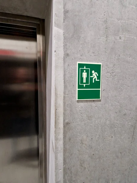 the sign near the elevator in the building indicates that this elevator is suitable for evacuating people from the building. it is not necessary to use the stairs, the elevator has its own backup powe