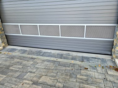 LPG araçlarının apartmanın garajında özel havalandırma ve gaz sızıntısı dedektörleri vardı. Aydınlatılmış kırmızı işaret. Garajı terk edin. Girmeyin. Turuncu bir işaret, kapının açılışını işaret ediyor.