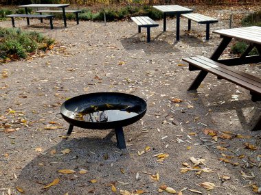 Terastan şöminenin yanına otur. İnsanlar koltuklara oturur ve metal bir kasede et kızartırlar. Ateş çukuru taşınabilir. Arkalı koltuklar, ızgara et balığı.