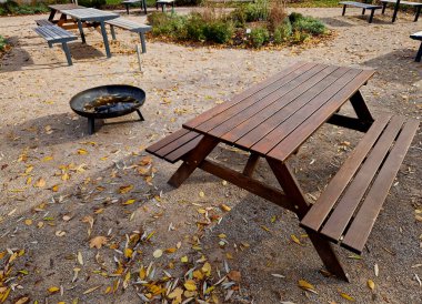 Terastan şöminenin yanına otur. İnsanlar koltuklara oturur ve metal bir kasede et kızartırlar. Ateş çukuru taşınabilir. Arkalı koltuklar, ızgara et balığı.