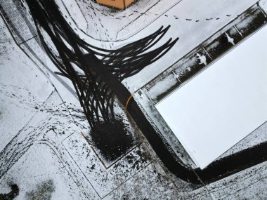 Araç tekerlek izlerini okumak eğlenceli olabilir. Araçları ve sürücü alışkanlıklarını incelemek. Yukarıdan bir dron, örneğin, insanların sık sık geri döndüğü popüler bir yer görebilir..