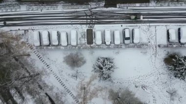 Park halindeki araba karla çizilmiş. Birisi bir tane çalmış, etraftaki izleri görebilirsiniz. GPS ve polis İHA operatörüyle gözetleme ve koruma. Yolun temizlenmesi ve bakımı. parça