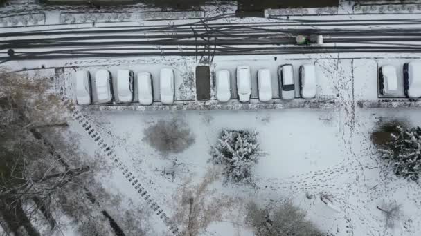 Zaparkowany Samochód Jest Zarysowany Śniegu Ktoś Ukradł Widać Ślady Wokół — Wideo stockowe
