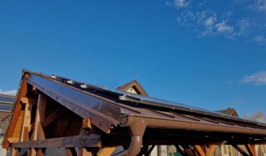 Fotovoltaik ev güneş panelleri sadece güneşli olduğunda çalışır. Kar ve düşük sıcaklıklarda performans katlanarak azalır. büyük silikon çatı ögeleri