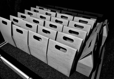 İşletme müdürünün araba deposu. Müşteri ve iş ortaklarından hediyelerle dolu bir araba bagajı. Şarap ve atıştırmalık kutular getiren çalışanlar..