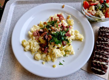 Hamuru özel bir öğütücüye itmek ya da kesme tahtasından küçük parçaları doğrudan suya atmak. Tipik topak topak bir şekil yaratmanın tek yolu bu. İşte bir tanesi denendi ve test edildi.