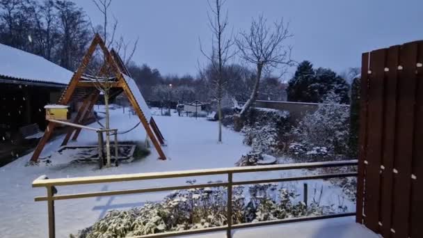 Вид Вікна Сад Сніг Повільно Падає Центрі Уваги Терасі Дерев — стокове відео