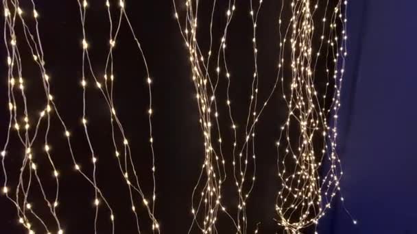 Lichterketten Auf Dunkelblauem Hintergrund Ähneln Einem Sternenhimmel Der Nacht Displayständer — Stockvideo