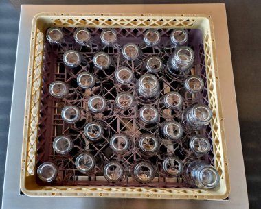 Kutuda gözlüklerle yemek tezgahı. Şirketler, okullar ve anaokulları için büyük kapasiteli catering tesisleri. Paslanmaz çelik tezgahlar hijyenik olarak yıkanabilir.